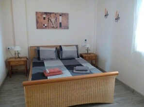 2 habitaciones, tabla de planchar con plancha y cuna de viaje