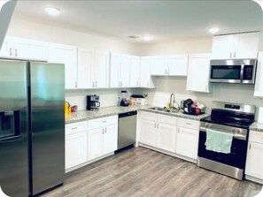 Fridge, microwave, oven, stovetop - Charming 1-bedroom house with AC and WiFi in vibrant Houston Downtown (Houston)