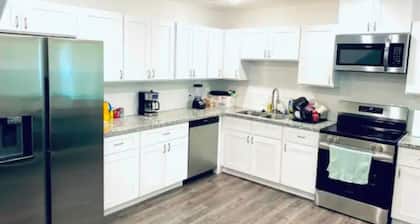 Charming 1-bedroom house with AC and WiFi in vibrant Houston Downtown