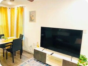 Dining - Charming 1-bedroom house with AC and WiFi in vibrant Houston Downtown (Houston)