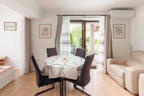 Comfort Apartment, Garden View | Living area | 90-inch Smart TV with digital channels, Netflix, DVD player - Vila ART (Ljubljana)
