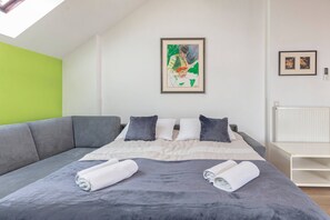 Deluxe Apartment, City View | Living area | 90-inch Smart TV with digital channels, Netflix, DVD player - Vila ART (Ljubljana)
