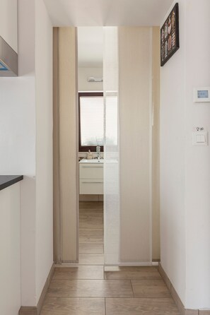 Suite estudio Confort, patio | Escritorio, espacio para trabajar con un portátil, cortinas opacas