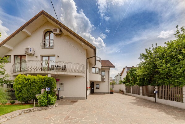 Front of property - Vila ART (Ljubljana)