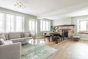 Fernseher, Kamin, Arbeitsbereiche