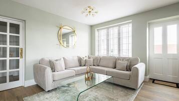 TV, peis og kontorer