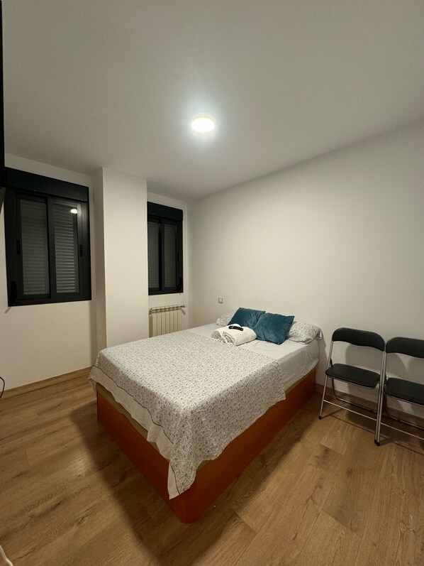 Comfort Double Room | Free WiFi - Mars Suites Zapata (Madrid)