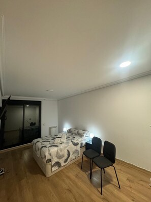 Standard Double Room | Free WiFi - Mars Suites Zapata  (Madrid)