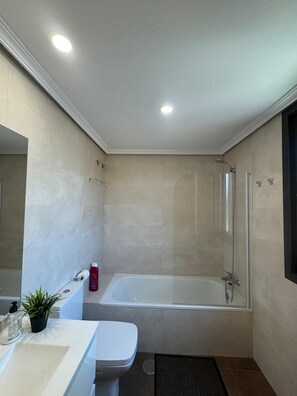 Comfort-Doppelzimmer | Badezimmer | Handtücher