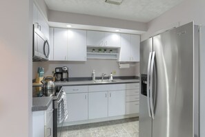 Kjøleskap, mikrobølgeovn, ovn og kokeplater