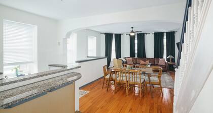 Large Bi-Level in Manayunk â Prime Location!