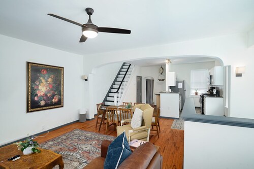 Walk to Main St! Spacious 2BR Bi-Level • Sleeps 8