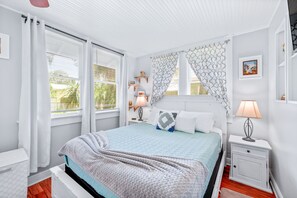 2 Schlafzimmer, Schreibtisch, Bügeleisen/Bügelbrett, Reisekinderbett