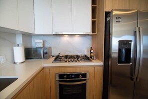 Frigorifero, microonde, forno, piano cottura