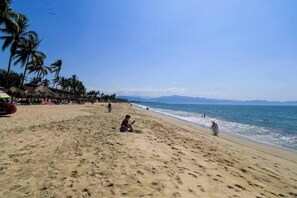 Plage, chaises longues, serviettes de plage