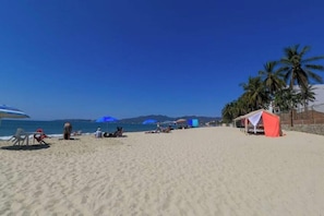 Sulla spiaggia, lettini da mare, teli da spiaggia