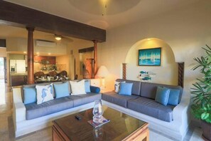 Televisor intel·ligent i taula de tennis de taula 