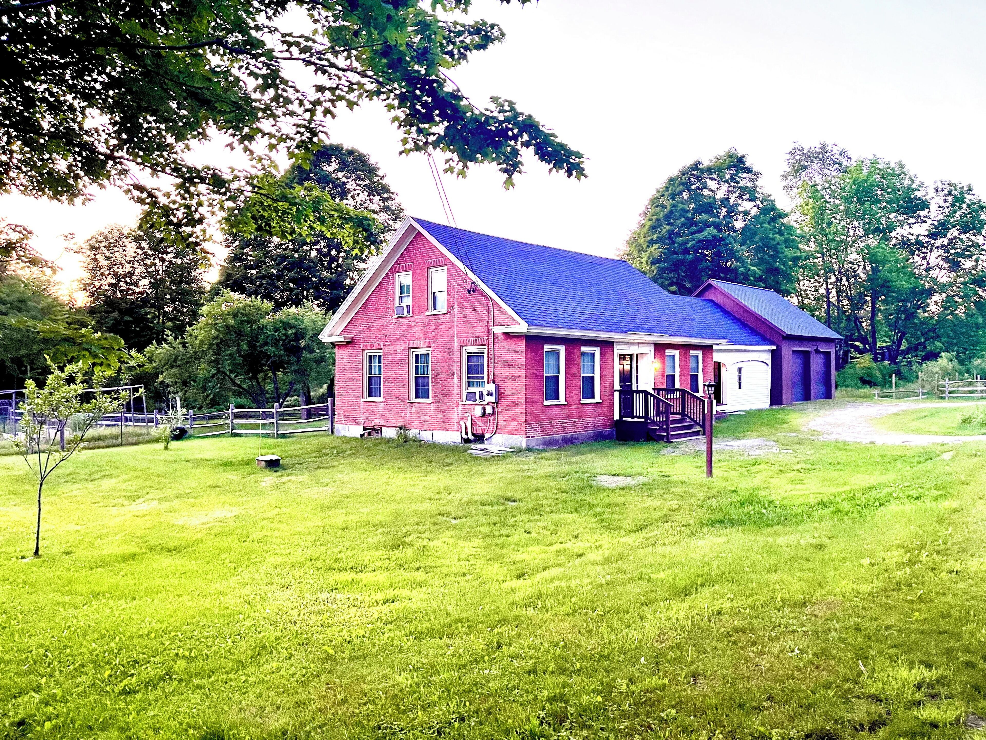 The Lonely Goat 2-bdrm apt in historic 1850s Farmhouse near Waterbury Reservoir 