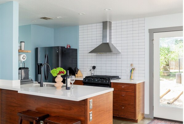 Geladeira, micro-ondas, fogão, cooktop