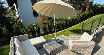 Moderne, Ruhige Gartenwohnung mit GemĂŒtlicher Terrasse Zwischen Stadt und Natur