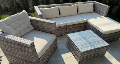 Moderne, ruhige Gartenwohnung mit gemütlicher Terrasse zwischen Stadt und Natur