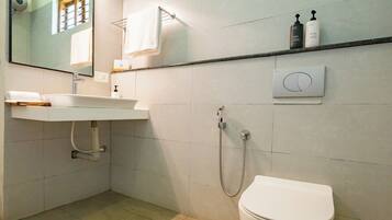 Executive Room | Bathroom | Shower, free toiletries, bathrobes, bidet