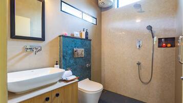 Standard Room | Bathroom | Shower, free toiletries, bathrobes, bidet