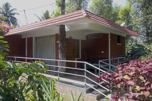 Hypo-allergenic bedding, free WiFi, bed sheets - Avocado Cottages (Somvarpet)