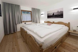 3 bedrooms, in-room safe, desk, iron/ironing board