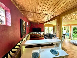 TV connectée, cheminée, livres