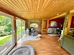 Smart TV, caminetto, libri