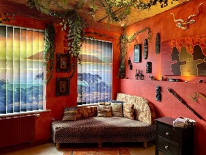 Smart-TV, Kamin, Bücher