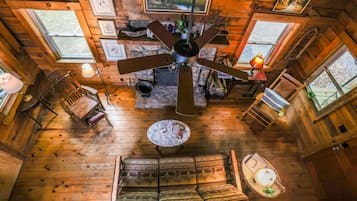 Una Smart TV, una chimenea