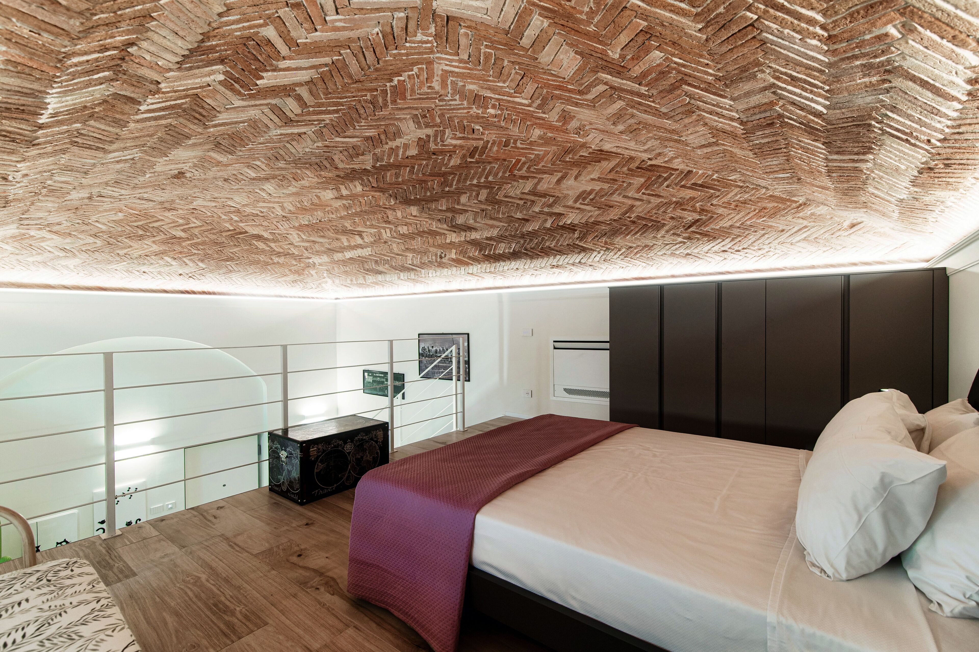 1 sovrum, sängtillbehör av högsta kvalitet och duntäcken