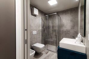 1 Schlafzimmer, hochwertige Bettwaren, Daunenbettdecken