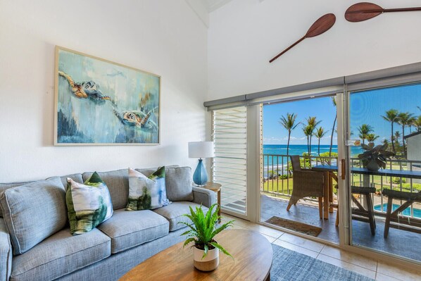 TV, books - Kapaa Shore Oceanview Penthouse C324 (Kapaa)