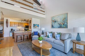 TV, books - Kapaa Shore Oceanview Penthouse C324 (Kapaa)