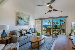 TV, books - Kapaa Shore Oceanview Penthouse C324 (Kapaa)