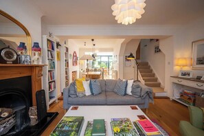 Fireplace, books - Stylishly designed London Townhouse - Garden Oasis! - Pass the Keys (London)