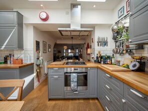 Fridge, microwave, dishwasher, toaster - Stylishly designed London Townhouse - Garden Oasis! - Pass the Keys (London)