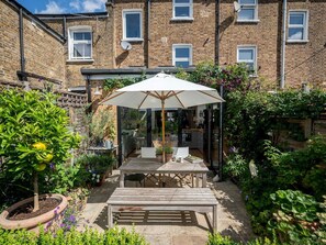 Outdoor dining - Stylishly designed London Townhouse - Garden Oasis! - Pass the Keys (London)