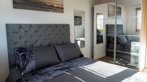 2 bedrooms, iron/ironing board, WiFi, bed sheets - stylish london apartment (London)