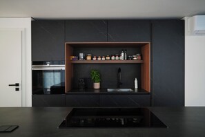 Kühlschrank, Ofen, Herdplatte, Geschirrspüler