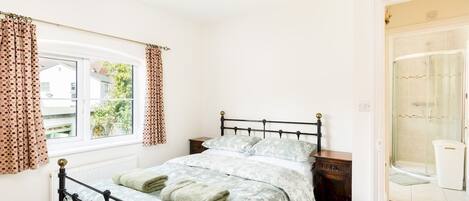 2 slaapkamers, een strijkplank/strijkijzer, gratis wifi, beddengoed