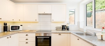 CV34 4JD 20 St Nicholas Church Street · Cosy 2 Bed, Central Warwick & Parking | Pass The Keys