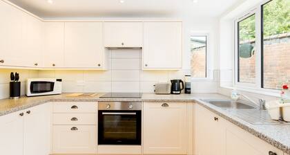 CV34 4JD 20 St Nicholas Church Street · Cosy 2 Bed, Central Warwick & Parking | Pass The Keys
