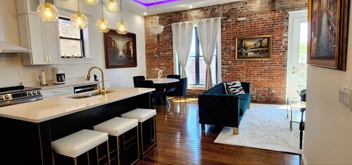 The Luxe High Roller! 2 bed apt in Metropolis near Harrah's Casino! Pet friendly