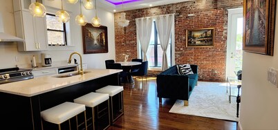 The Luxe High Roller! 2 bed apt in Metropolis near Harrah's Casino! Pet friendly