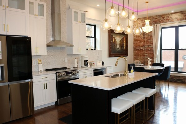 Refrigerador, microondas, horno y parrilla de estufa 