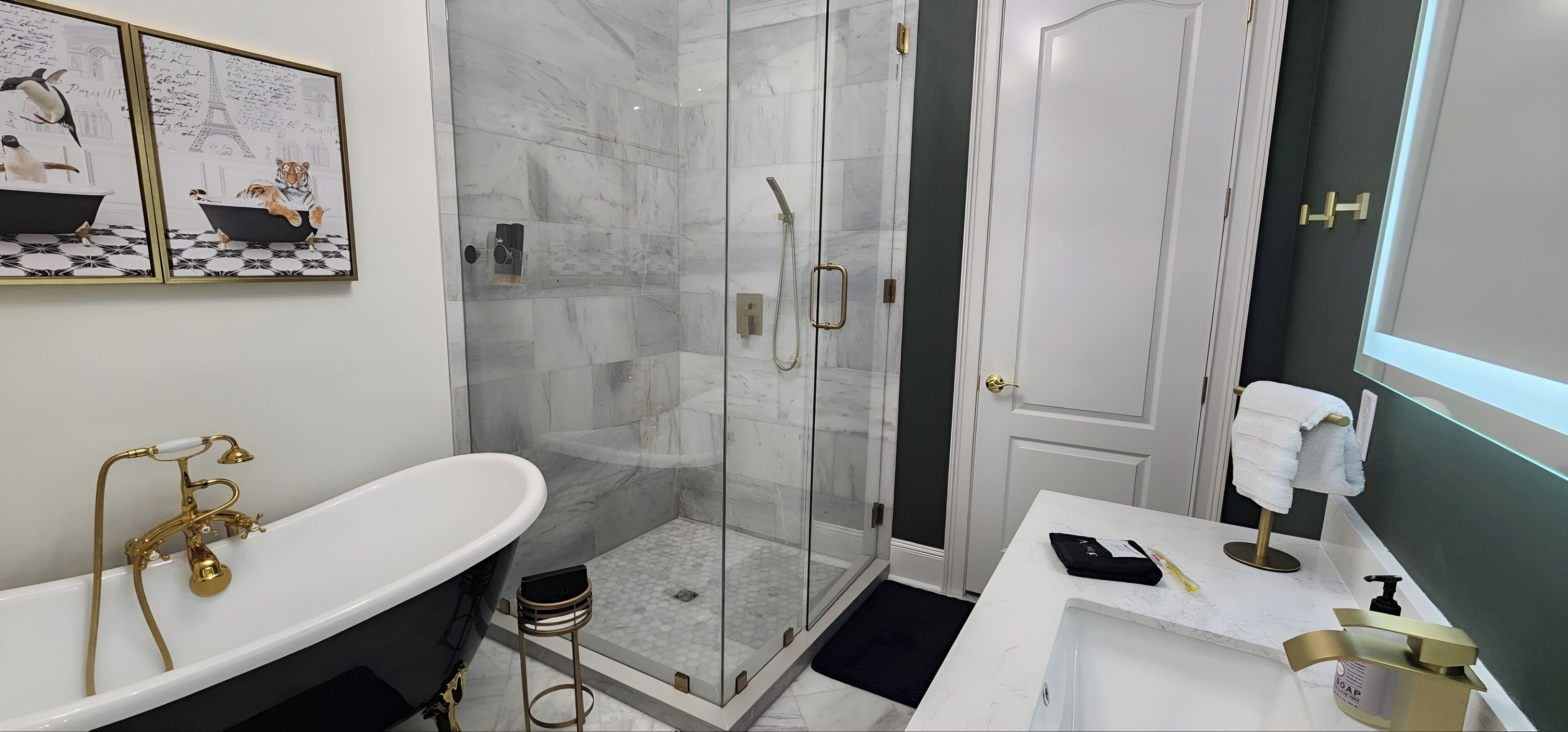 Douche, sèche-cheveux, serviettes fournies, savon